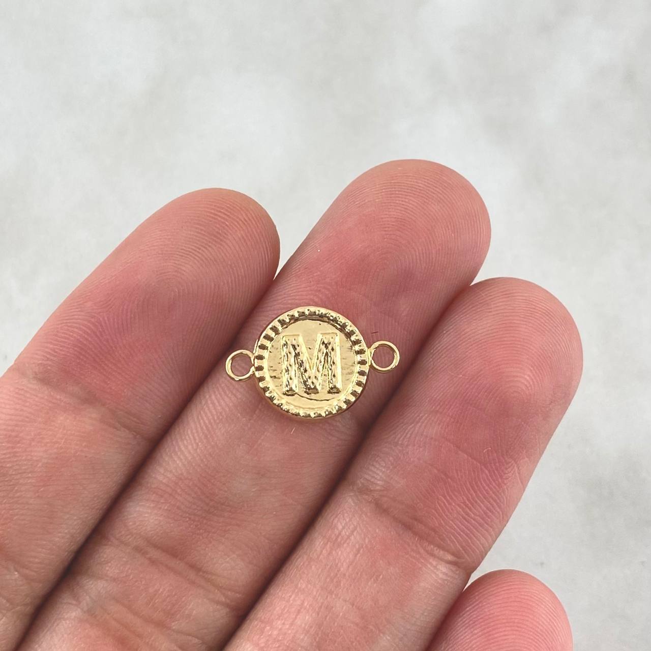 Herraje Letra M 0.5gr / 1.6cm / Circular Bordeado Oro Amarillo