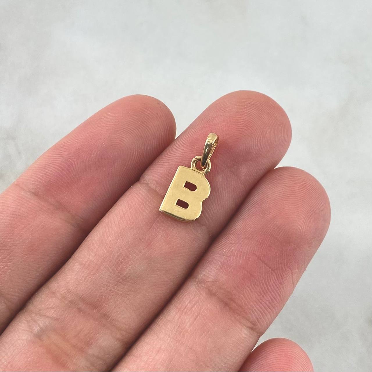 Dije Letra B Lisa 0.6gr / 1.4cm / Oro Amarillo