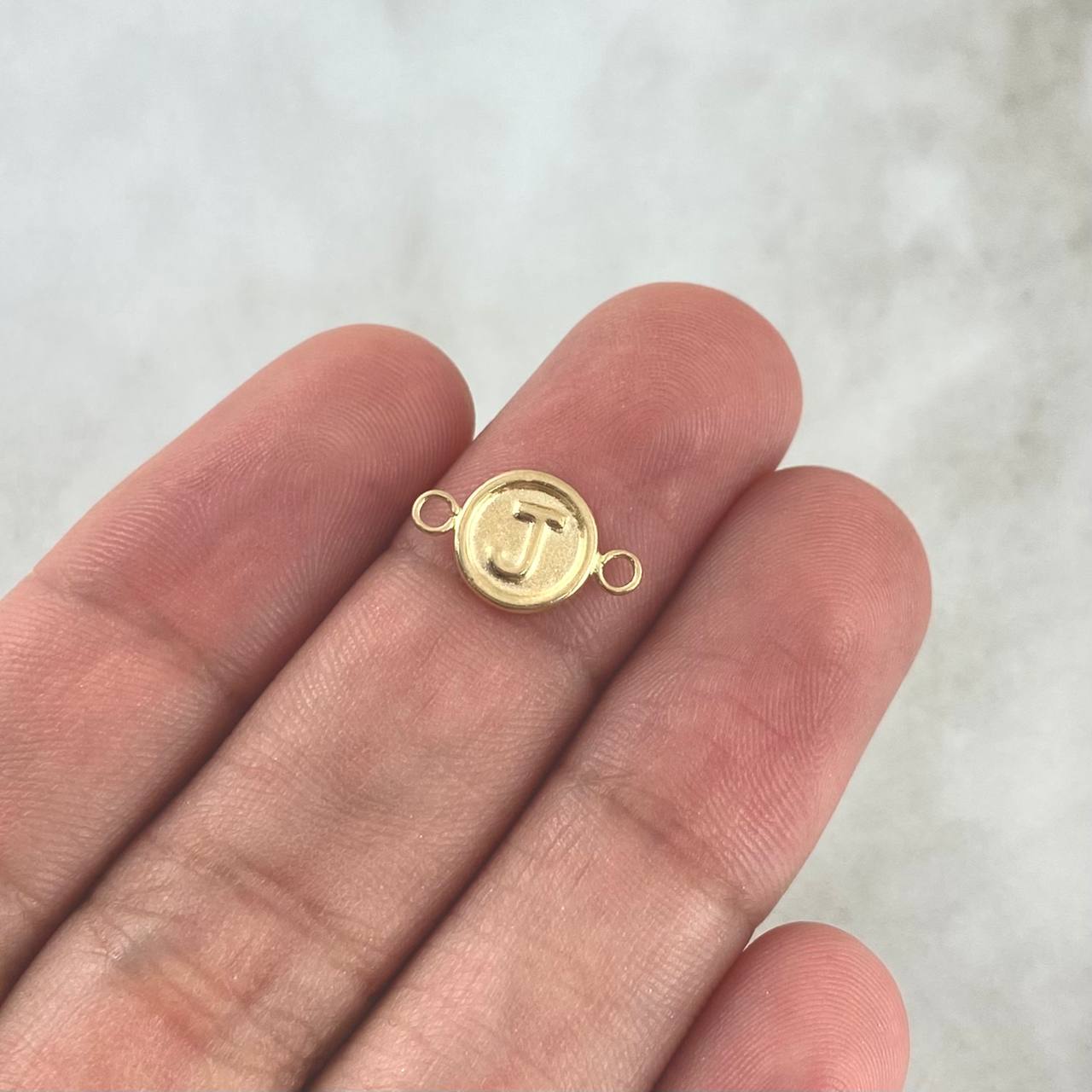 Herraje Letra J 0.4gr / 1.3cm / Circulo Mate Oro Amarillo 18K