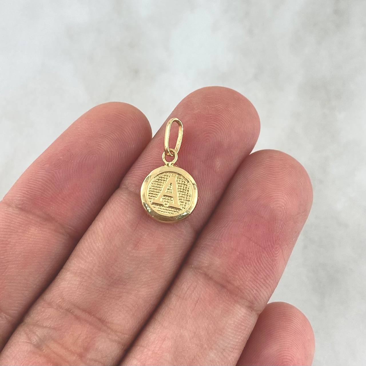 Dije Letra A 0.5gr / 1.6cm / Circulo Texturizado Oro Amarillo 18K ©