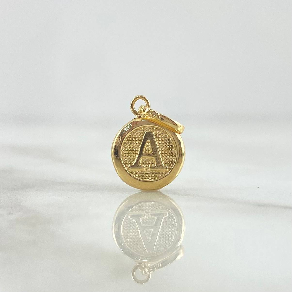 Dije Letra A 0.5gr / 1.6cm / Circulo Texturizado Oro Amarillo 18K ©