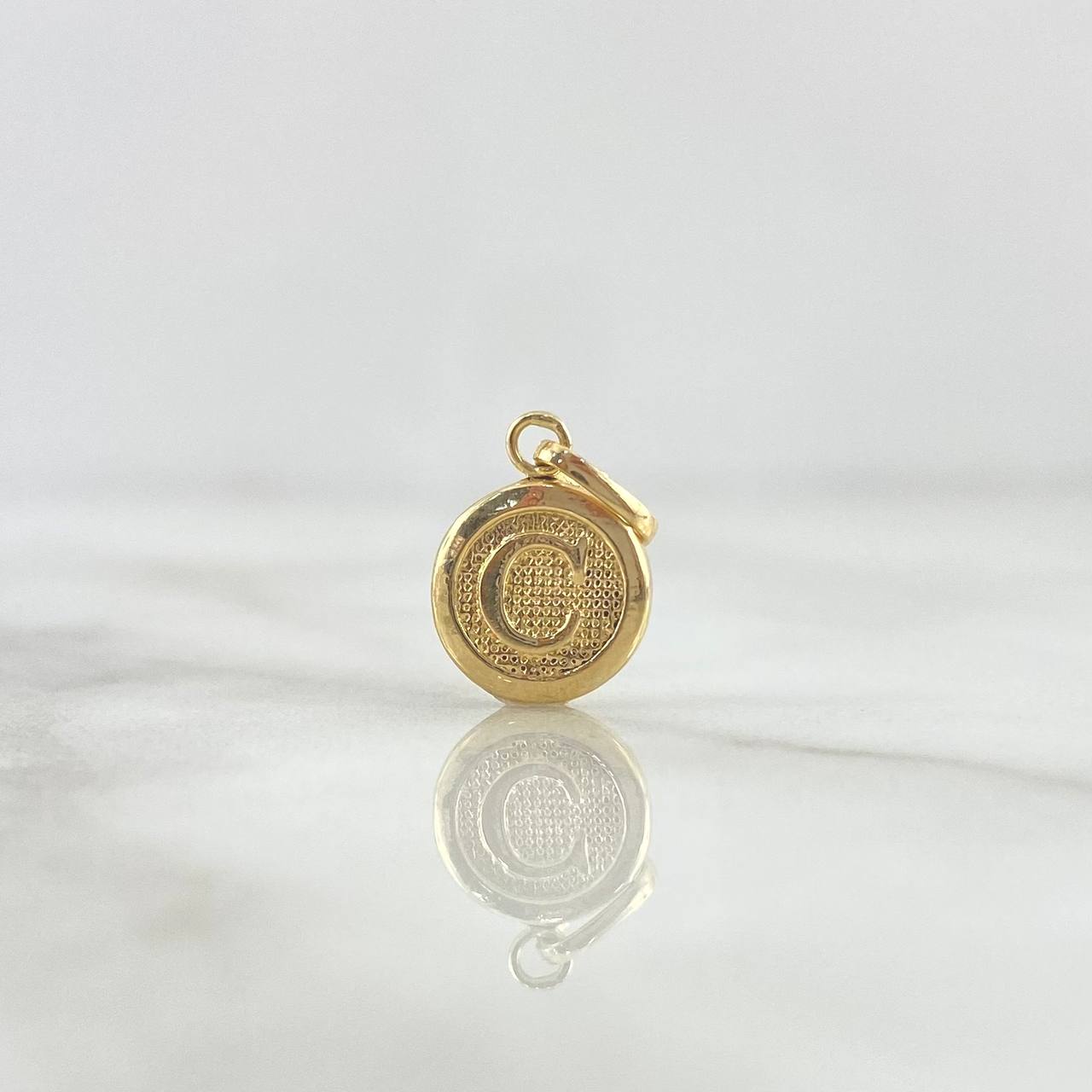 Dije Letra C 0.5gr / 1.6cm / Circulo Texturizado Oro Amarillo 18K