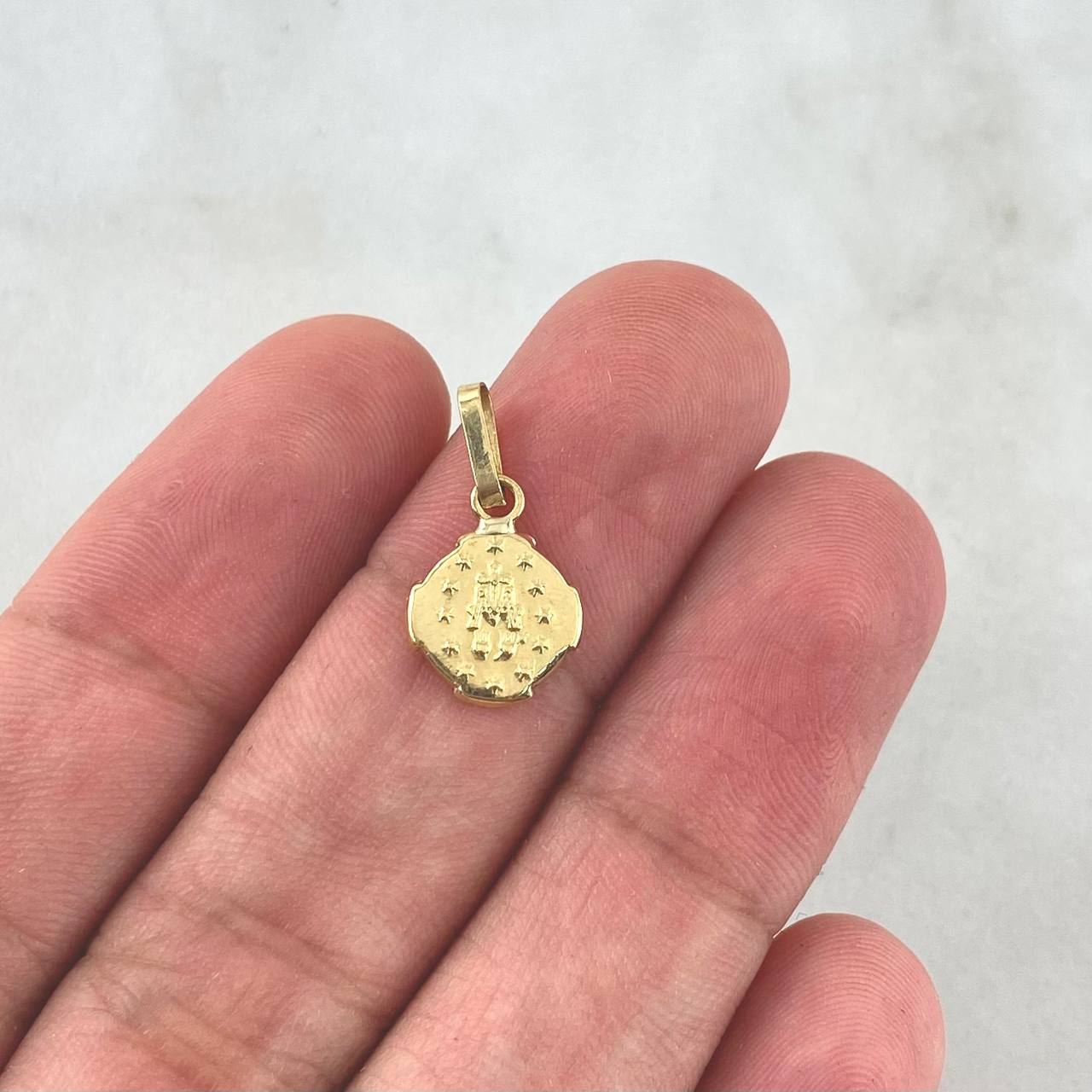 Dije Virgen Milagrosa 0.5gr / 1.8cm / Troquelado Marco Texturizado Oro Amarillo 18K