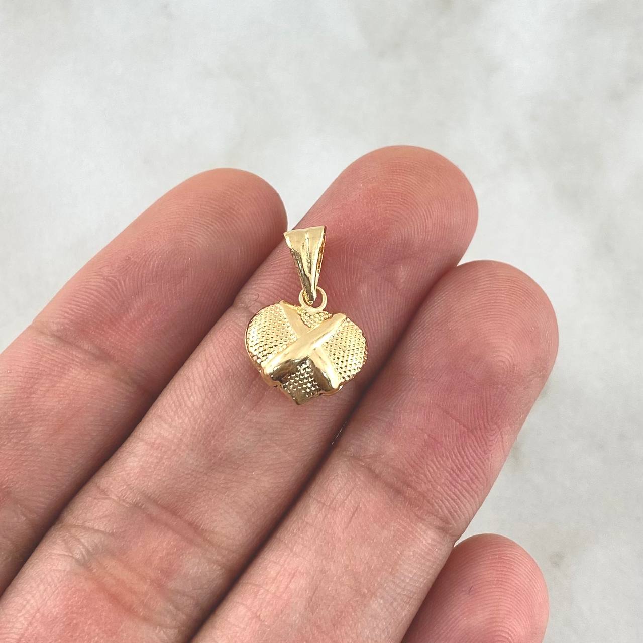 Dije Corazón Texturizado 0.65gr / 1.6cm / Cruzado Oro Amarillo 18K