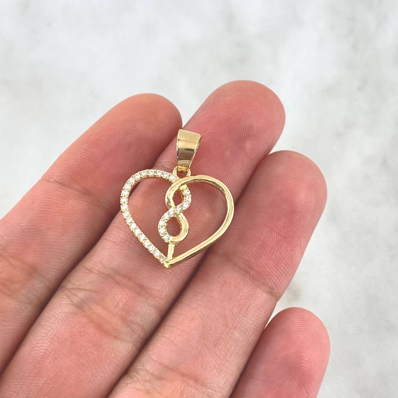 Dije Corazón Infinito 2.1gr / 2.4cm / Circones Blancos - Liso Oro Amarillo 18K