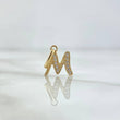 Dije Letra M Cursiva 0.6gr / 1.5cm / Circones Blancos Oro Amarillo 18K *