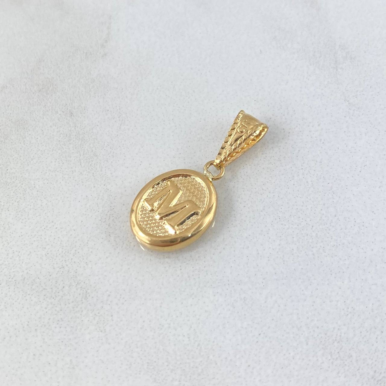 Dije Letra M 0.5gr / 2cm / Ovalada Texturizada Oro Amarillo 18K