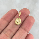 Dije Letra M 0.5gr / 2cm / Ovalada Texturizada Oro Amarillo 18K