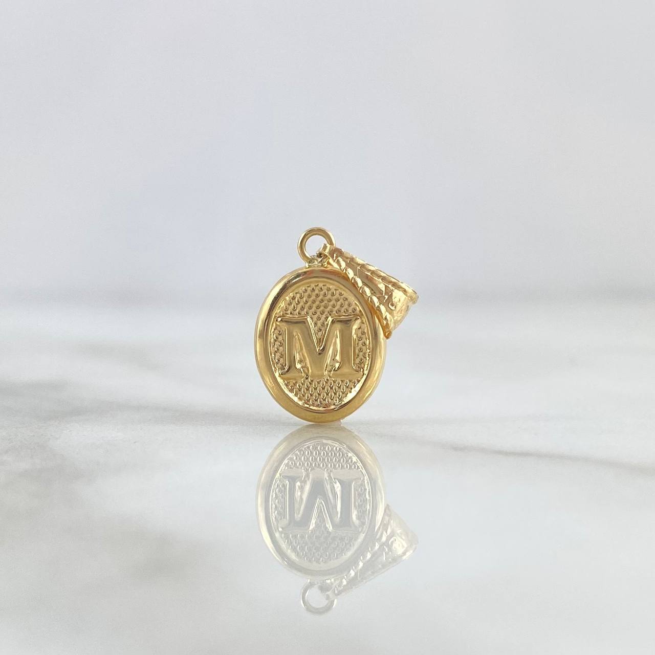 Dije Letra M 0.5gr / 2cm / Ovalada Texturizada Oro Amarillo 18K