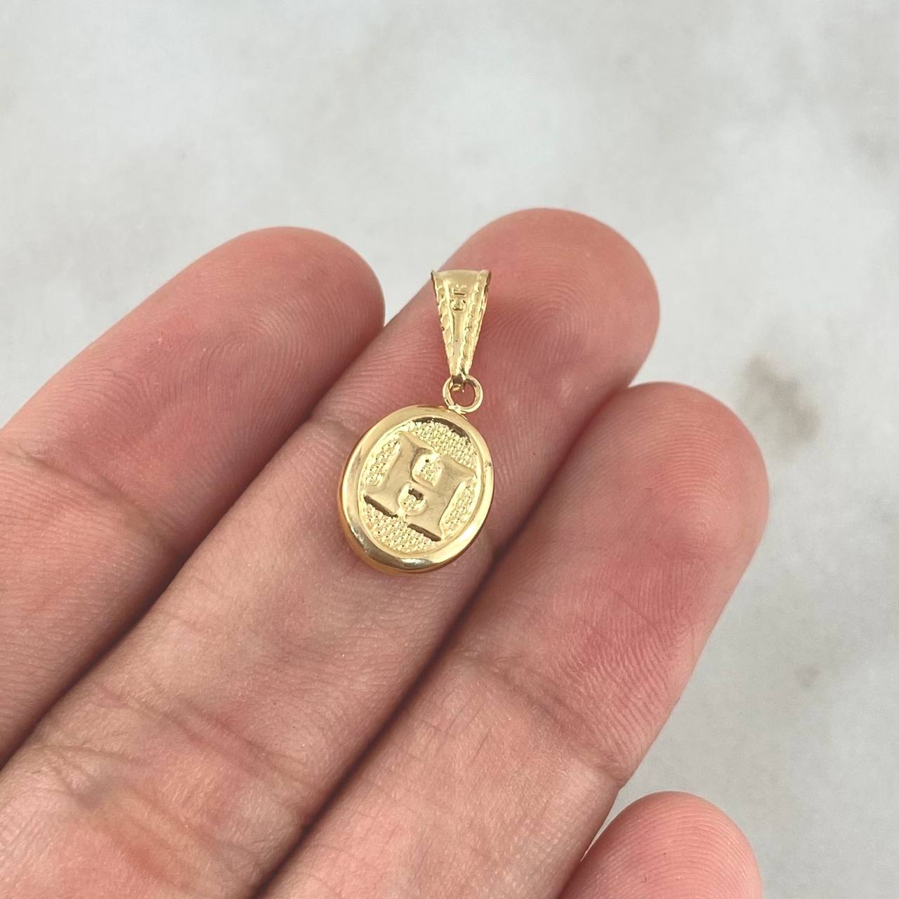 Dije Letra H 0.4gr / 2cm / Ovalada Texturizada Oro Amarillo 18K