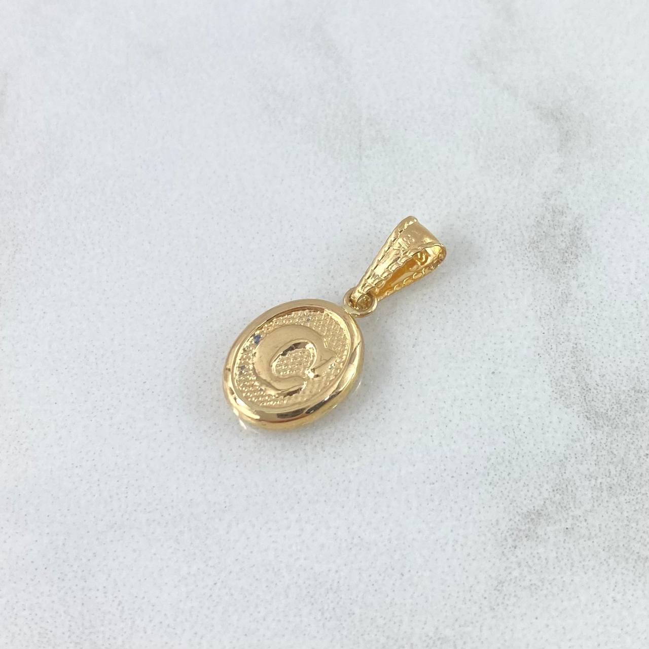 Dije Letra C 0.55gr / 2cm / Ovalada Texturizada Oro Amarillo 18K