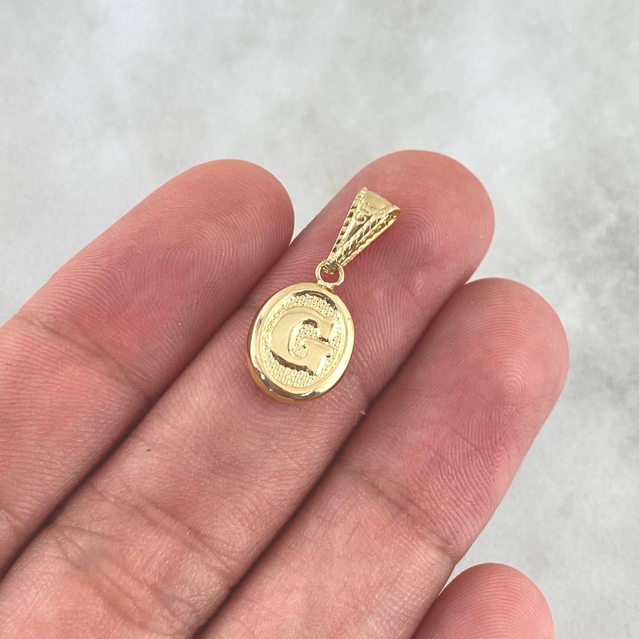 Dije Letra G 0.5gr / 2cm / Ovalada Texturizada Oro Amarillo 18K