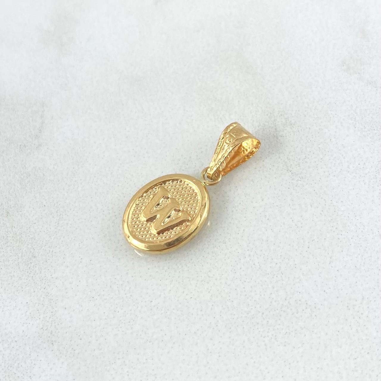 Dije Letra W 0.45gr / 2cm / Ovalada Texturizada Oro Amarillo 18K