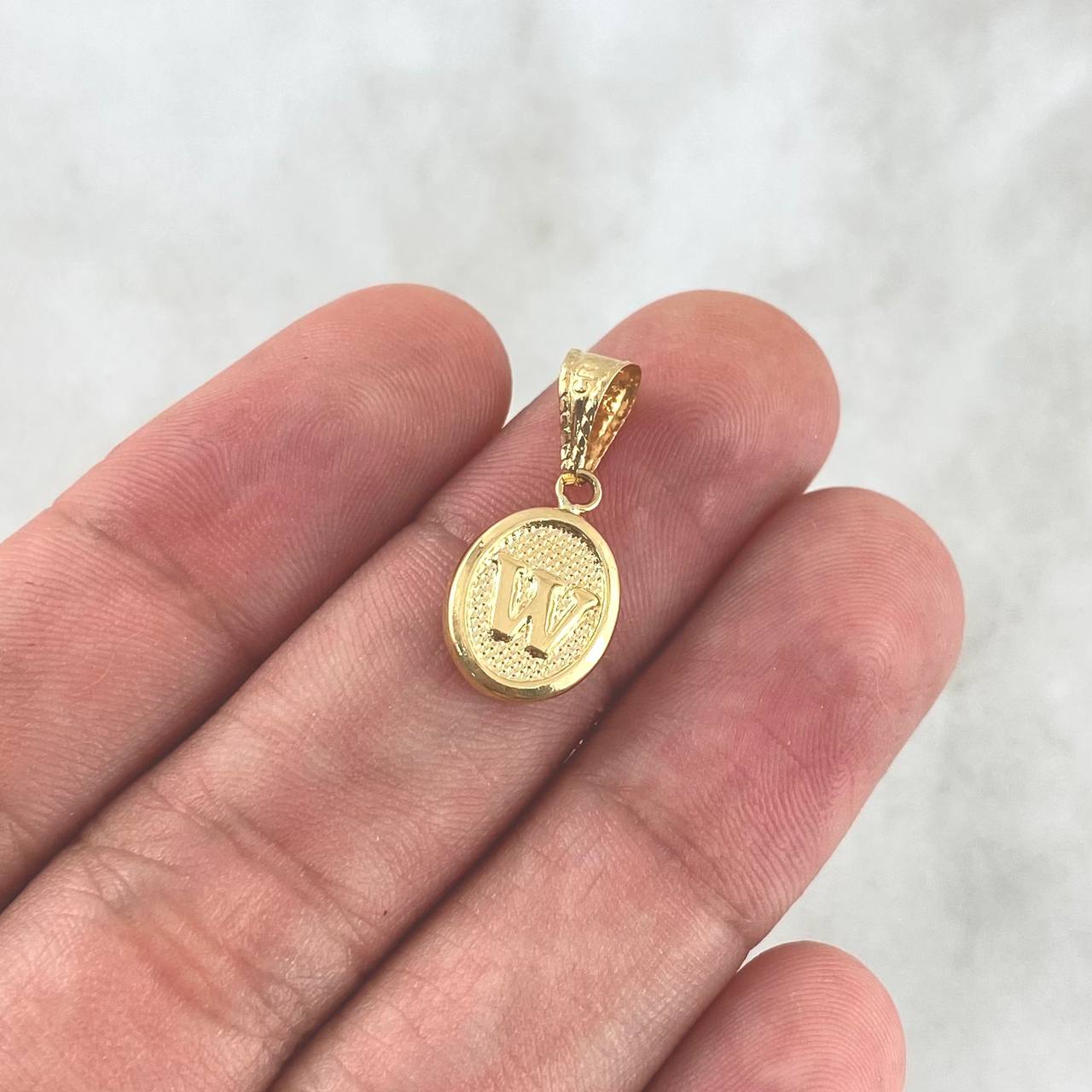 Dije Letra W 0.45gr / 2cm / Ovalada Texturizada Oro Amarillo 18K