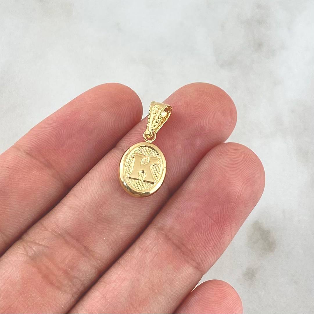 Dije Letra K 0.45gr / 2cm / Ovalada Texturizada Oro Amarillo 18K