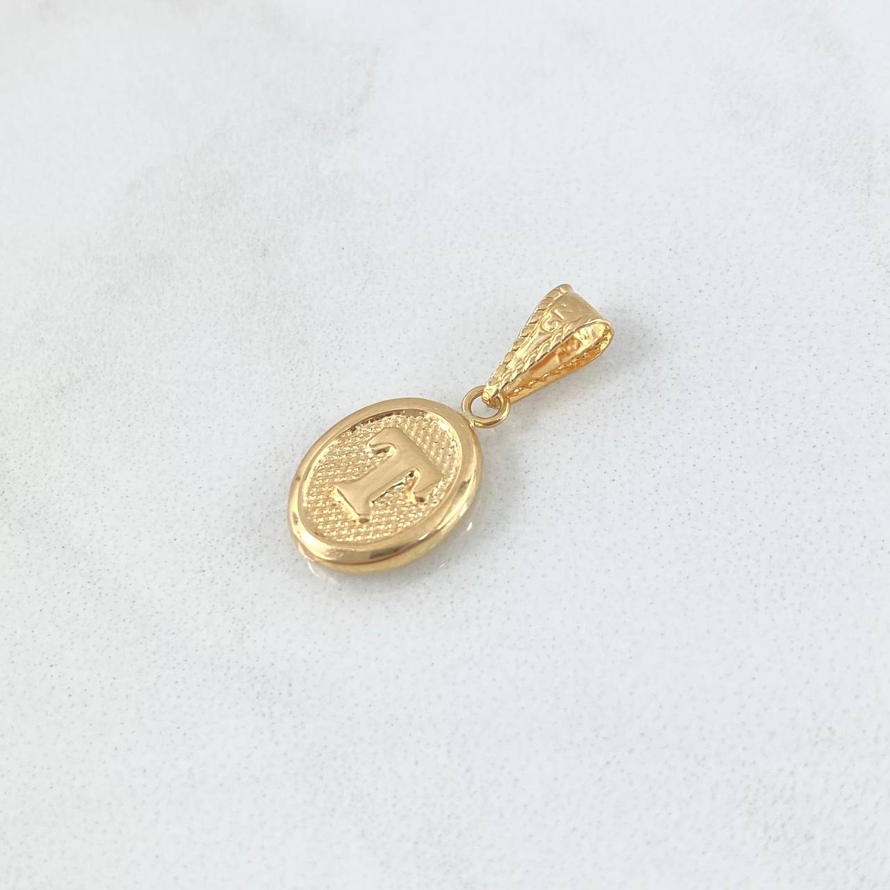 Dije Letra T 0.45gr / 2cm / Ovalada Texturizada Oro Amarillo 18K