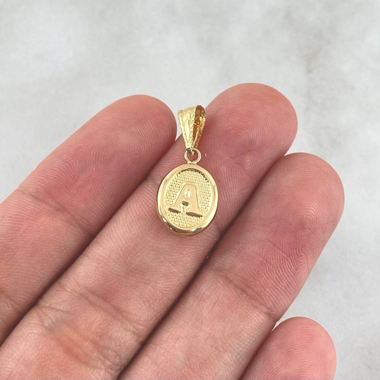 Dije Letra A 0.5gr / 2cm / Ovalada Texturizada Oro Amarillo 18K