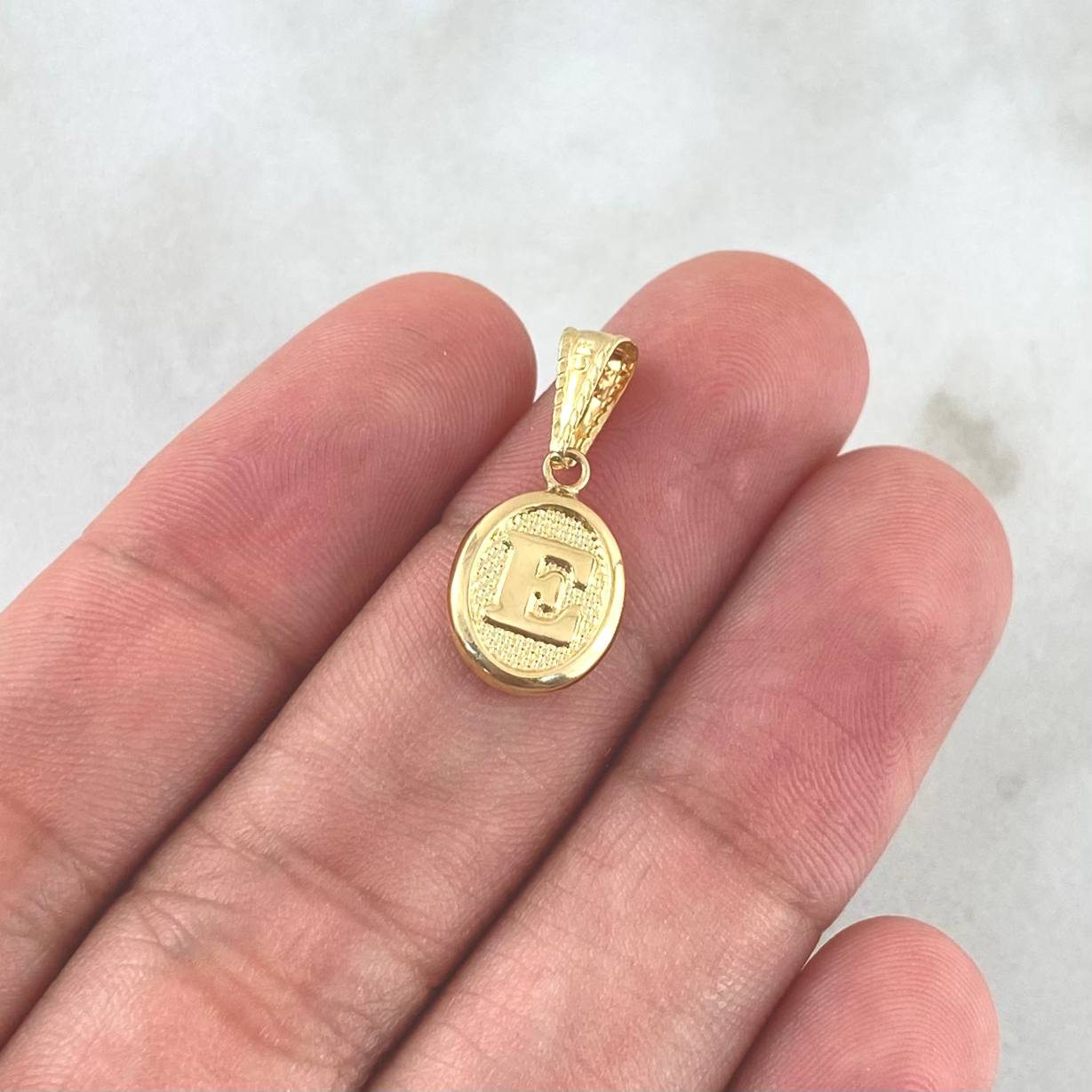 Dije Letra E 0.5gr / 2cm / Ovalada Texturizada Oro Amarillo 18K