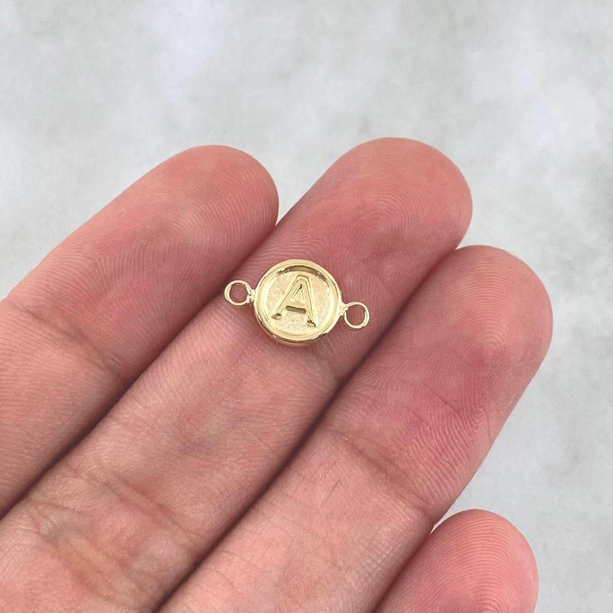 Herraje Letra A 0.4gr / 1.3cm / Circulo Mate Oro Amarillo 18K