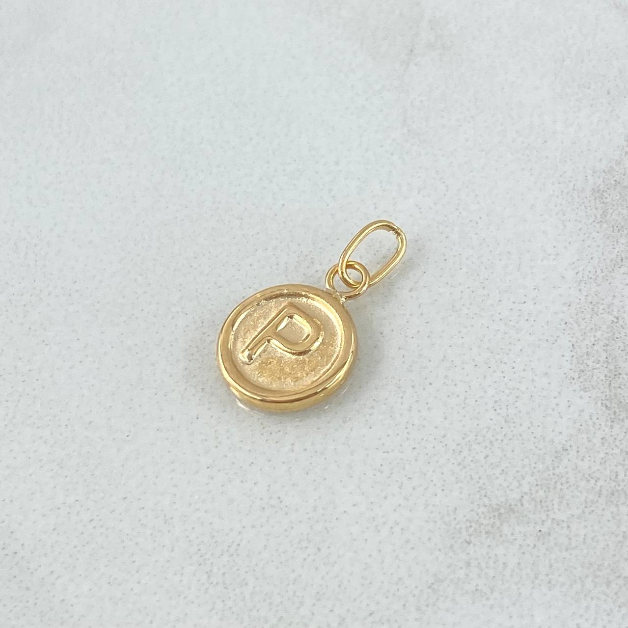 Dije Letra P 0.4gr / 1.4cm / Circulo Mate Oro Amarillo 18K