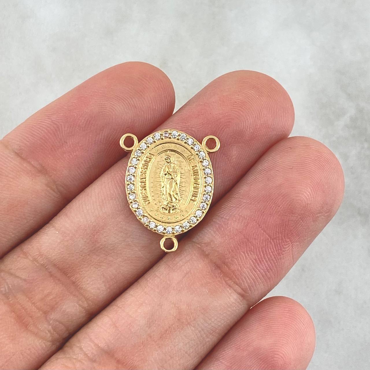 Herraje Crucero Virgen Guadalupe 1.25gr / 1.8cm / Medalla Ovalada - Circones Blancos Oro Amarillo 18K