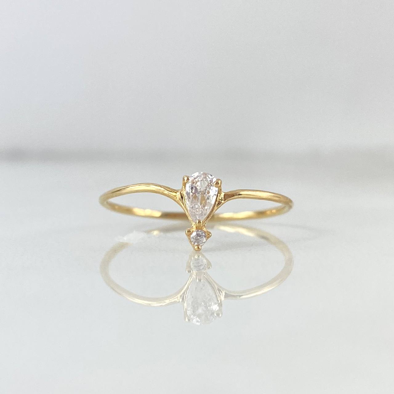 Anillo Tiara En V 0.85gr / T8 / Circones Blancos Oro Amarillo