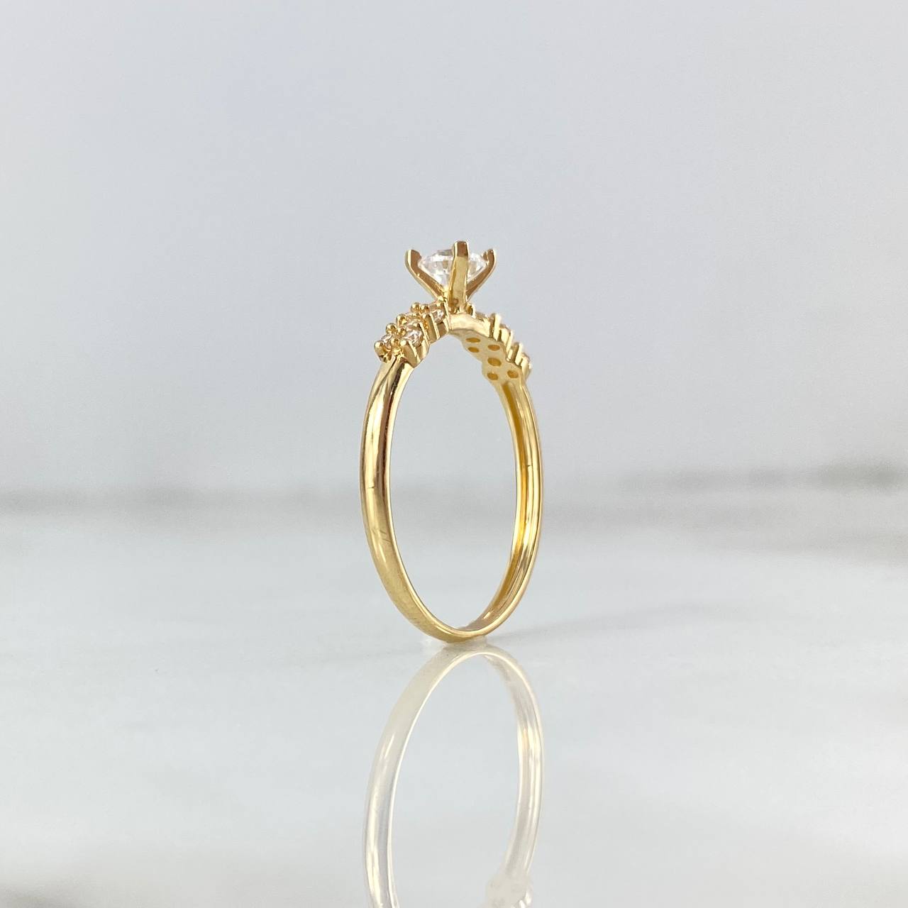 Anillo Solitario Floriado 1.55gr / T6 / Circones Blancos Oro Amarillo