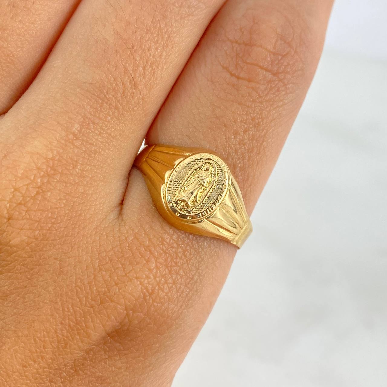 Anillo Sello Virgen Guadalupe 1.95gr / T10 / Mate Oro Amarillo ©