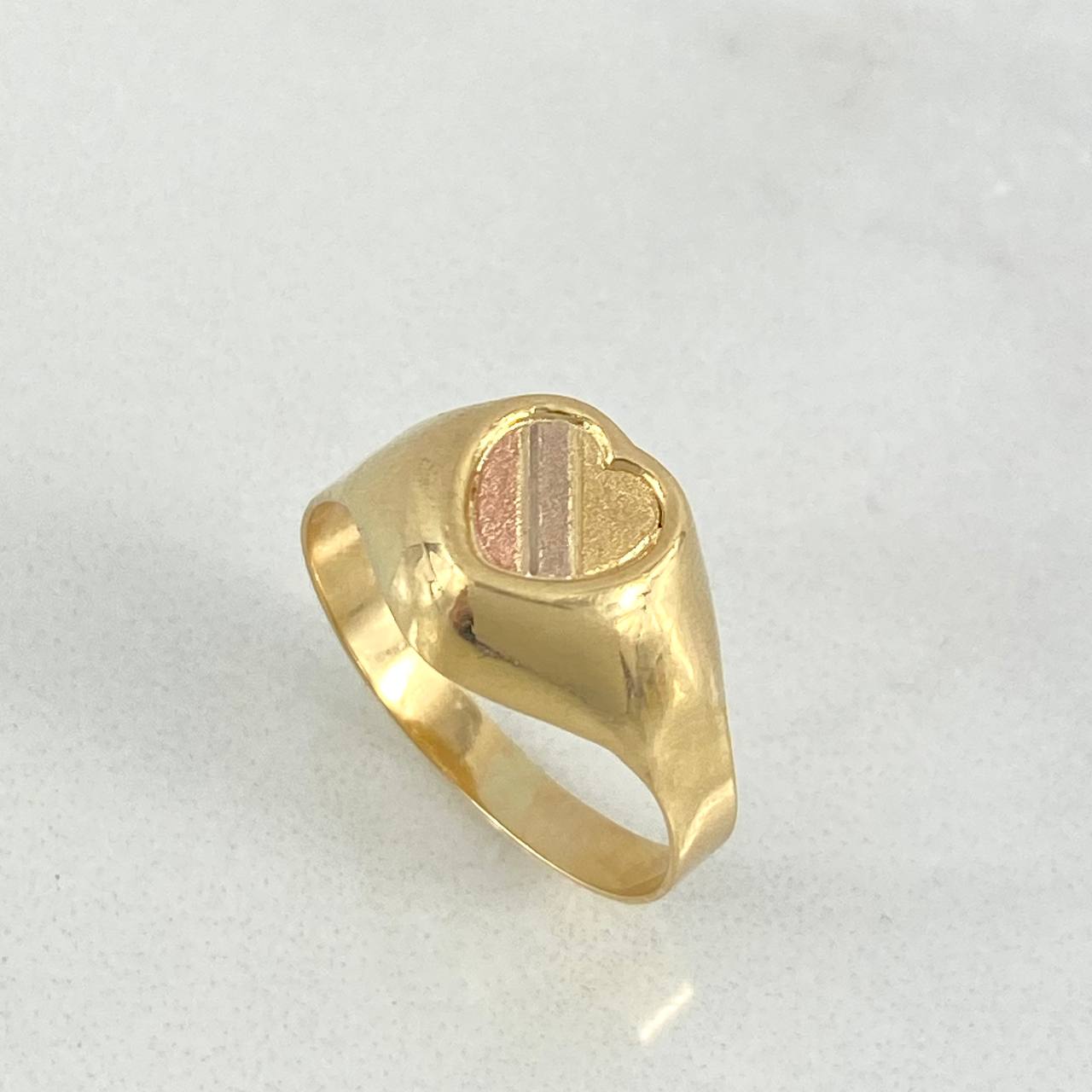 Anillo Sello Corazón 1.95gr / T7 3/4 / Rayas Texturizado Tres Oros