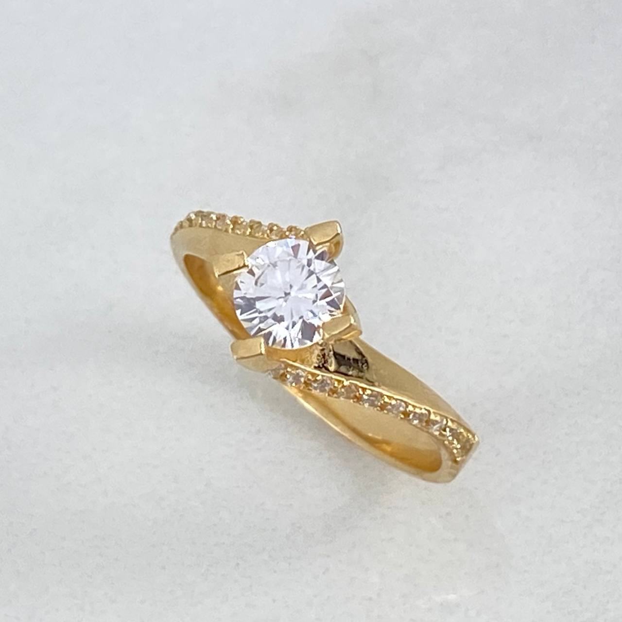 Anillo Solitario Lineas Curvas 3.45gr / T7 1/4 / Circones Blancos Oro Amarillo