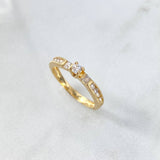 Anillo Solitario Churumbela Cuadrado 2.45gr / T6 3/4 / Circones Blancos Oro Amarillo