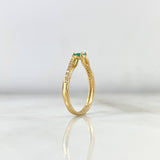 Anillo Solitario Cruzado 2.6gr / T6 3/4 / Esmeralda 35pts - Diamantes Blancos 23pts Oro Amarillo (Joya) *