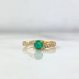 Anillo Solitario Cruzado 2.6gr / T6 3/4 / Esmeralda 35pts - Diamantes Blancos 23pts Oro Amarillo (Joya) *