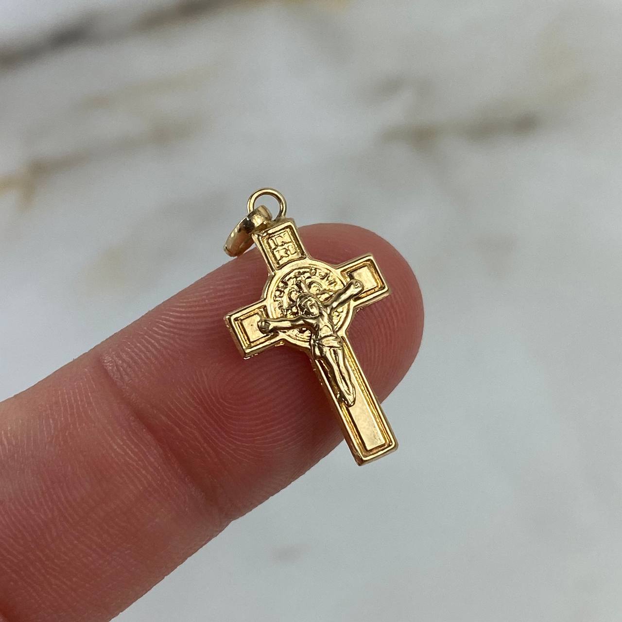 Dije Cristo Cruz 0.8gr / 2.6cm Troquelado Oro Amarillo