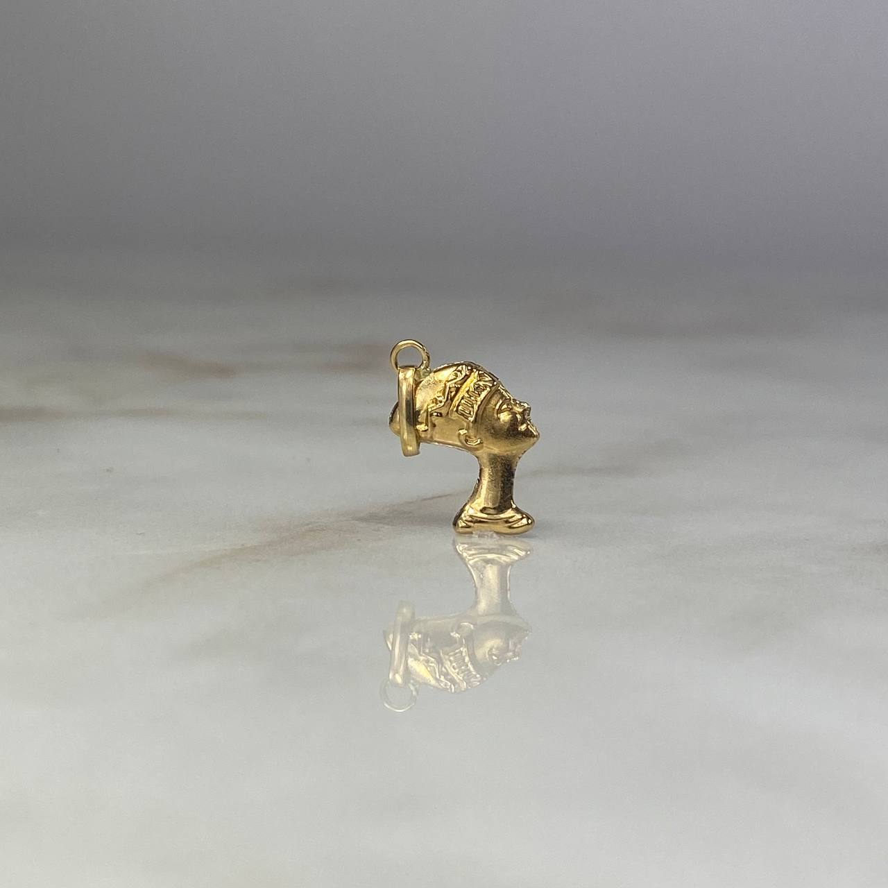 Dije Cleopatra 0.5gr / 2cm Troquelado Oro Amarillo