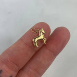 Dije Caballo 0.6gr / 1.8cm Troquelado Oro Amarillo