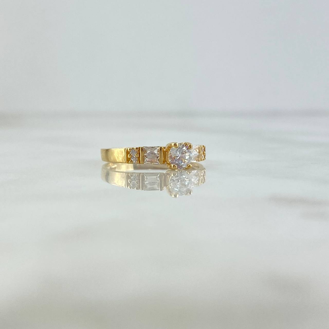 Anillo Solitario Rectangular 1.95gr / T7 / Circones Blancos Blanco Oro Amarillo