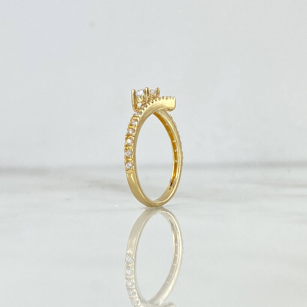 Anillo Solitario Abrazo 1.8gr / T5 1/2 / Circones Blancos Oro Amarillo ©