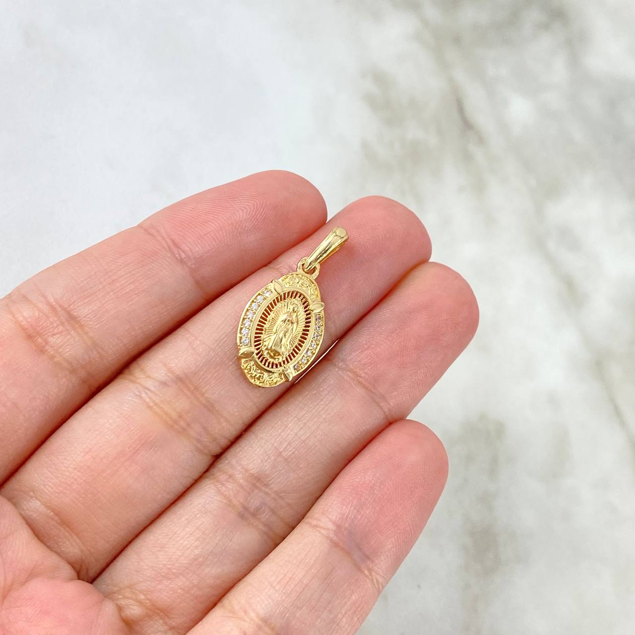 Dije Medalla Virgen Guadalupe 2gr / 2.5cm / Circones Blancos Oro Amarillo *