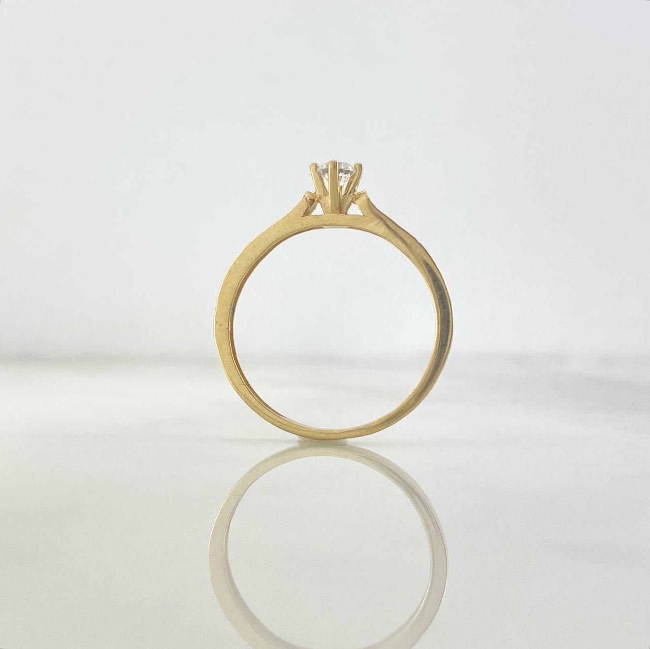 Anillo Solitario Churumbela 2.35gr / T7 1/2 / Circones Blancos Oro Amarillo