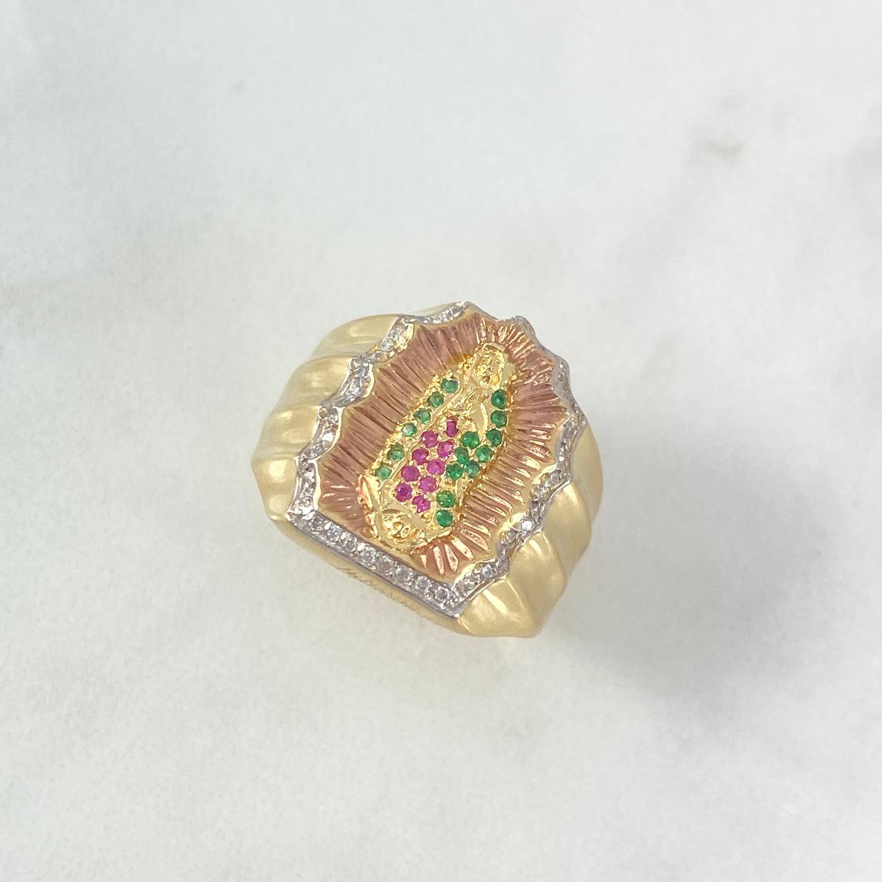 Anillo Virgen Guadalupe Silueta 6.4gr / T9 3/4 / Circones Blancos Fucsias Verdes Tres Oros ©