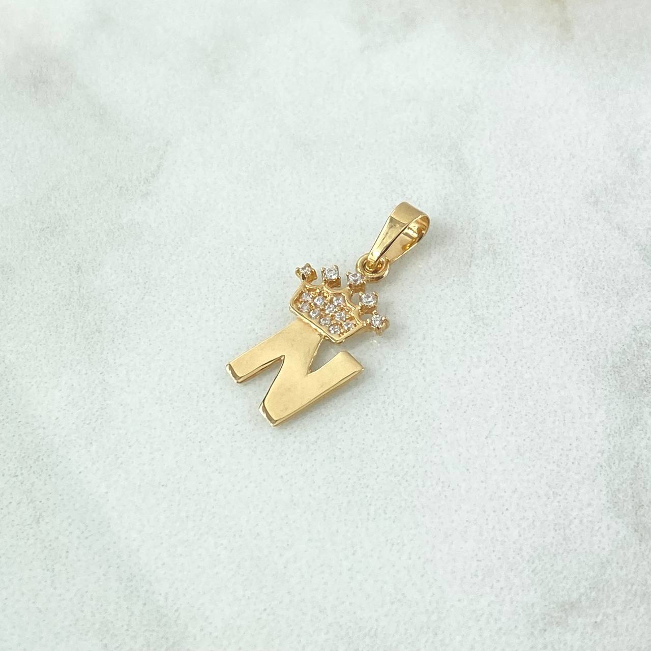 Dije Letra N Corona 1gr / 2.3cm / Circones Blancos Oro Amarillo 18K