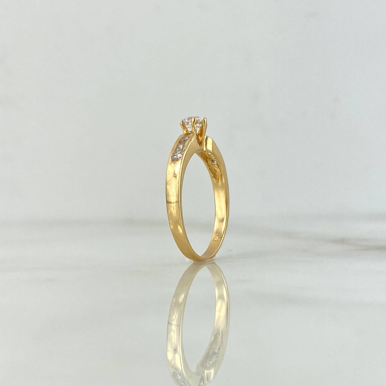 Anillo Solitario Churumbela Flecha 2.2gr / T6 / Tres puntos Circones Blancos Oro Amarillo