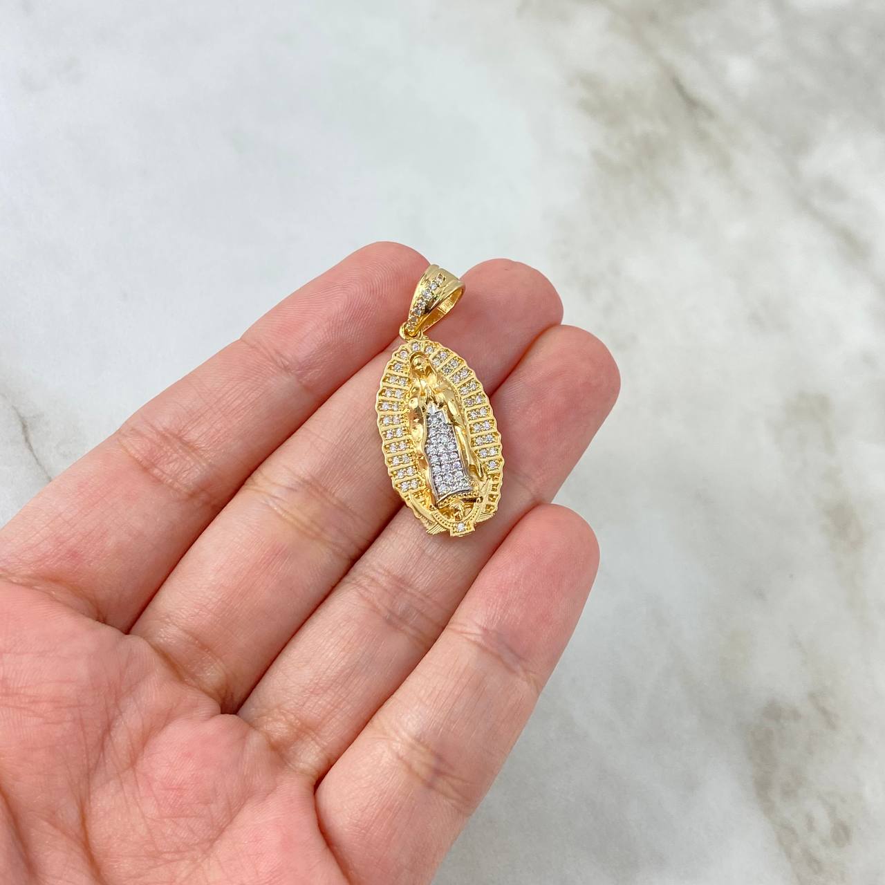 Dije Virgen Guadalupe 5.75gr / 3.5cm / Circones Blancos Oro Amarillo