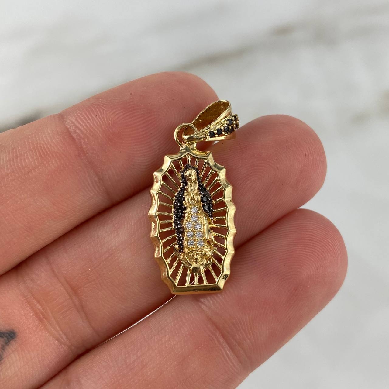 Dije Virgen Guadalupe 2.7gr / 3.2cm / Circones Blancos-Negros Oro Amarillo