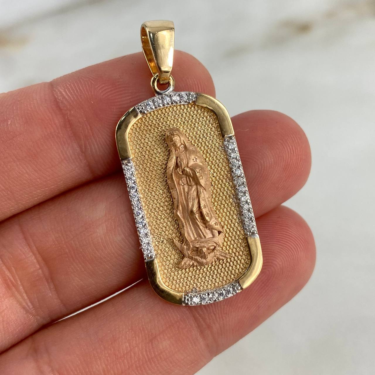 Dije Placa Rectangular Virgen Guadalupe 7.85gr / 4cm / Circones Blancos Tres Oros