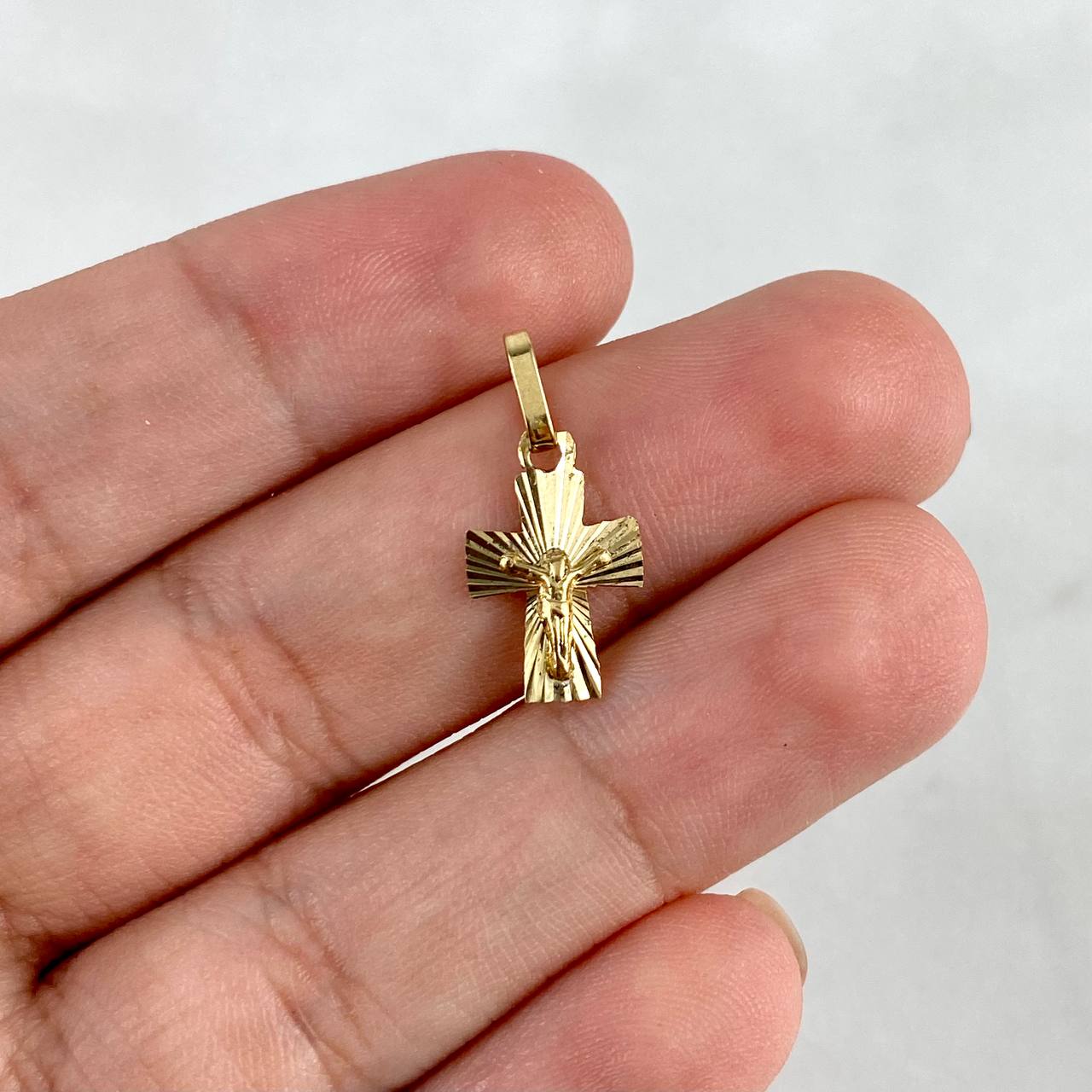 Dije Cristo 0.55gr / 1.9cm / Diamantado Oro Amarillo