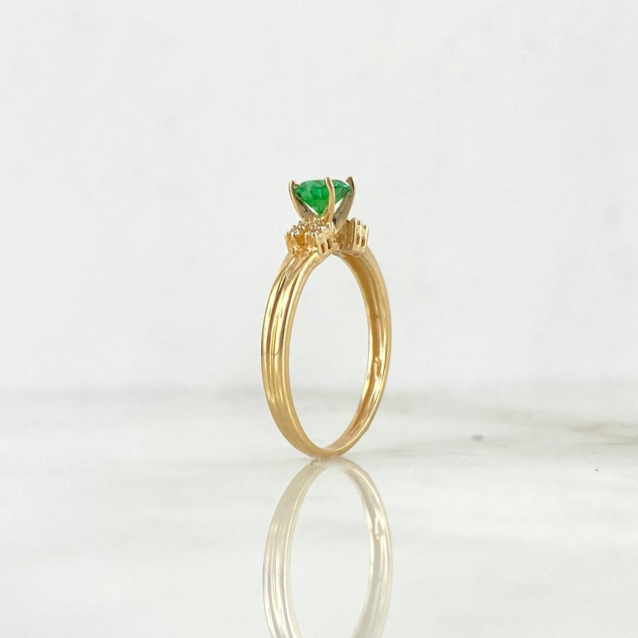 Anillo Solitario Uruz 2gr / T7 1/4 / Circones Blancos Verde Oro Amarillo