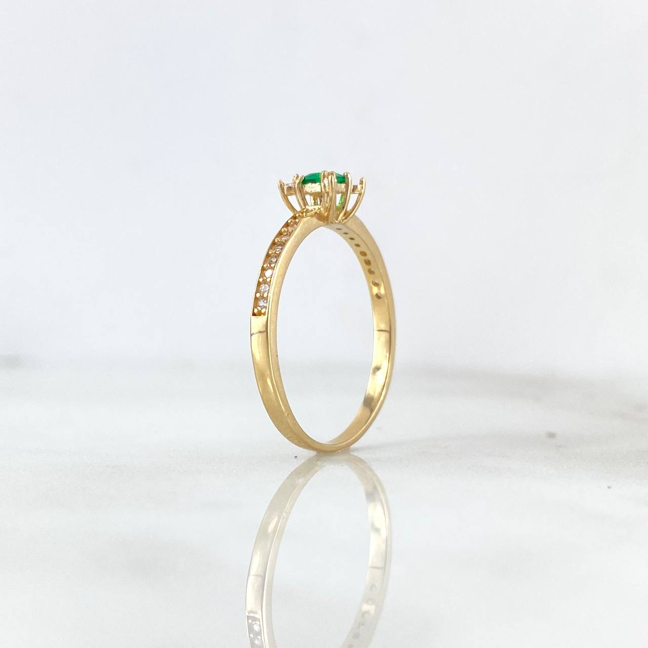 Anillo Solitario Cuadrado Destellos 1.75gr / T7 1/4 / Circones Blancos Verde Oro Amarillo