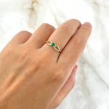 Anillo Solitario Olas Cruzadas 1.75gr / T5 1/2 / Circones Blancos Verde Oro Amarillo